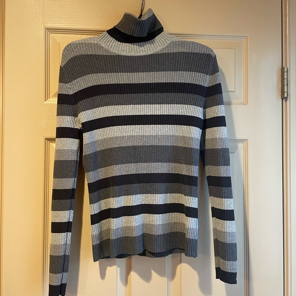 St. John's Bay Classic Gray and Black Ribbed Turtleneck Sweater, Size Medium